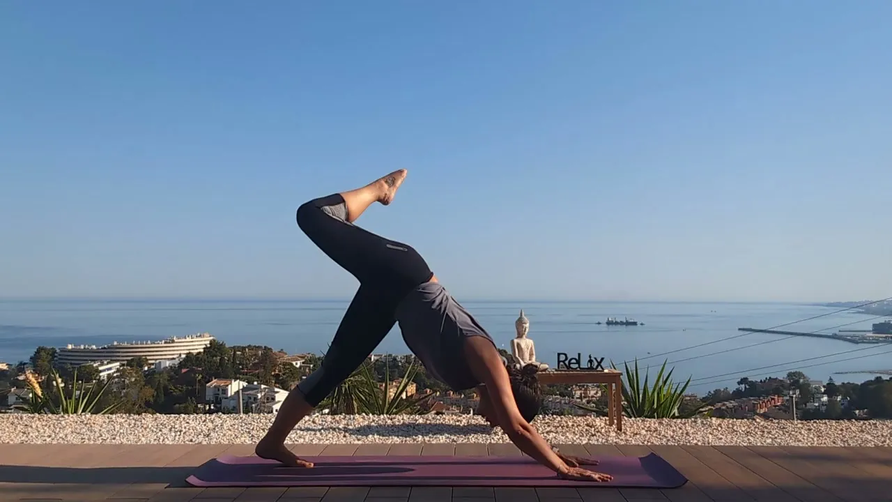 Pratique de mobilité matinale sur un tapis de yoga