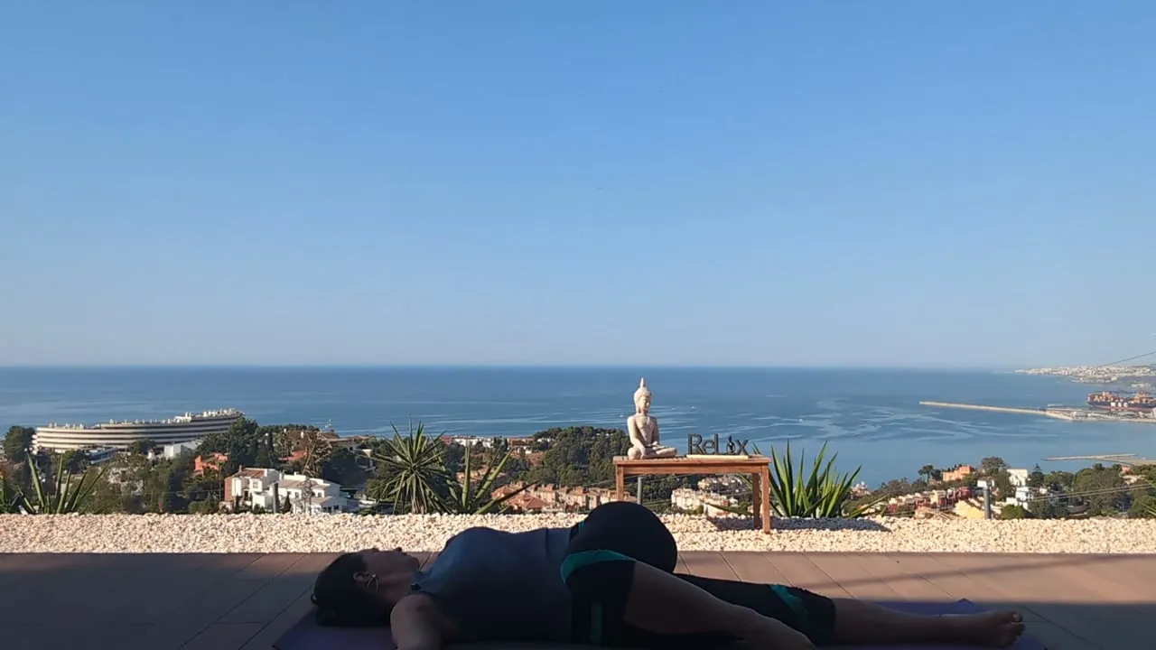 Débutante allongée sur un tapis pour un exercice de mobilité en douceur